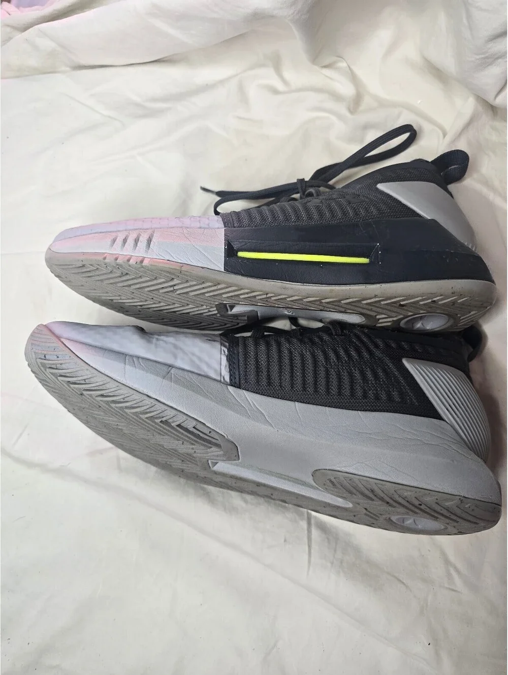 Under Armour Men's Training Shoes Size 9.5 Gray and White